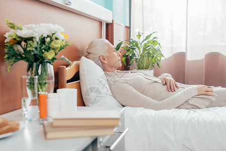心烦意乱的老妇人躺在病床上望着图片
