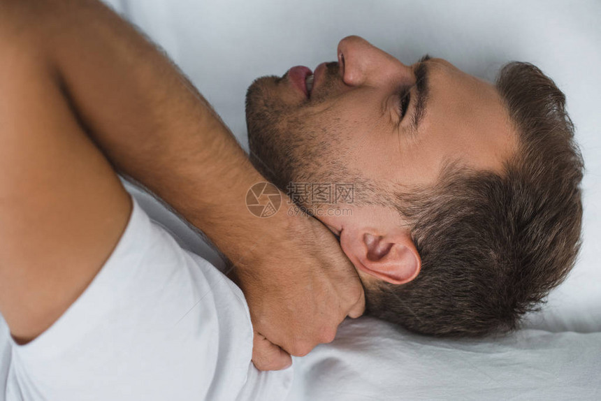 男人躺在床上脖子疼图片