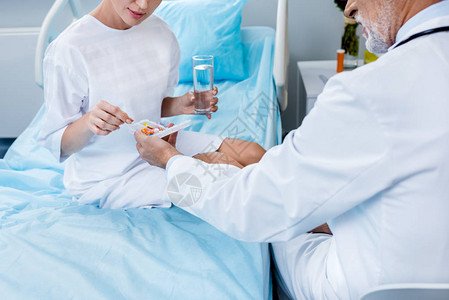 成年女病人在医院房间从成熟男医生处服用避孕药图片