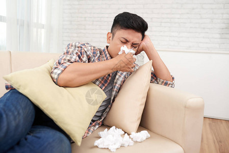 亚洲病人擤鼻涕和使用餐巾纸图片