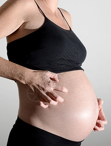 孕妇抓痒的肚子图片