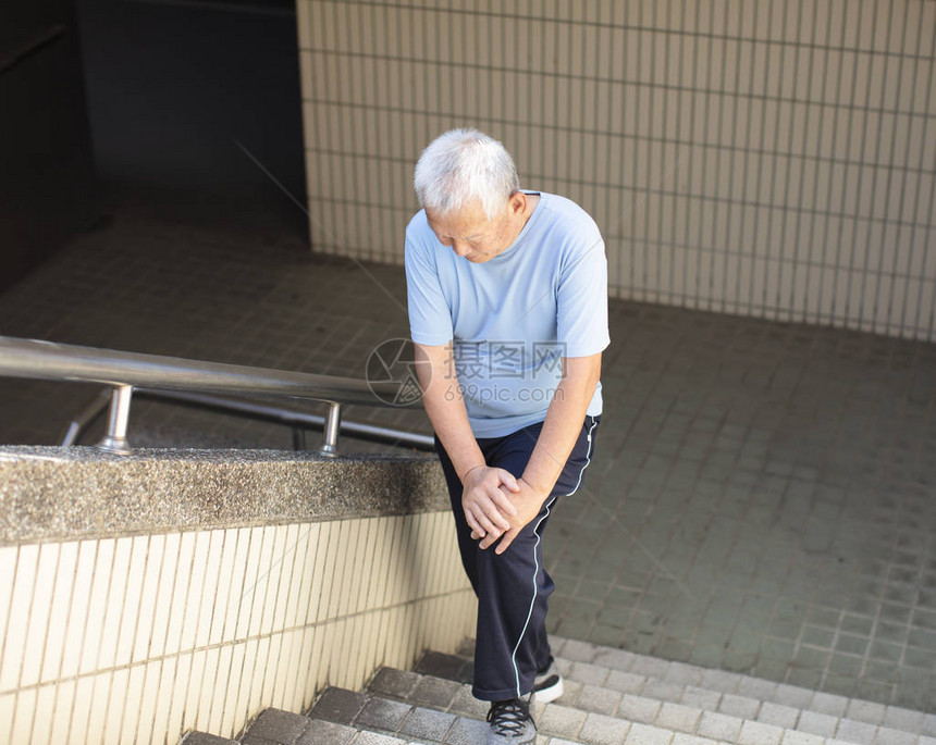 上楼梯膝盖痛的男前辈图片