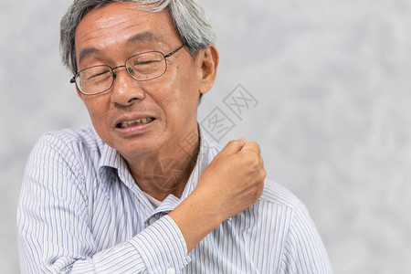 亚洲老年人背部颈和肩部疼痛使用手按图片