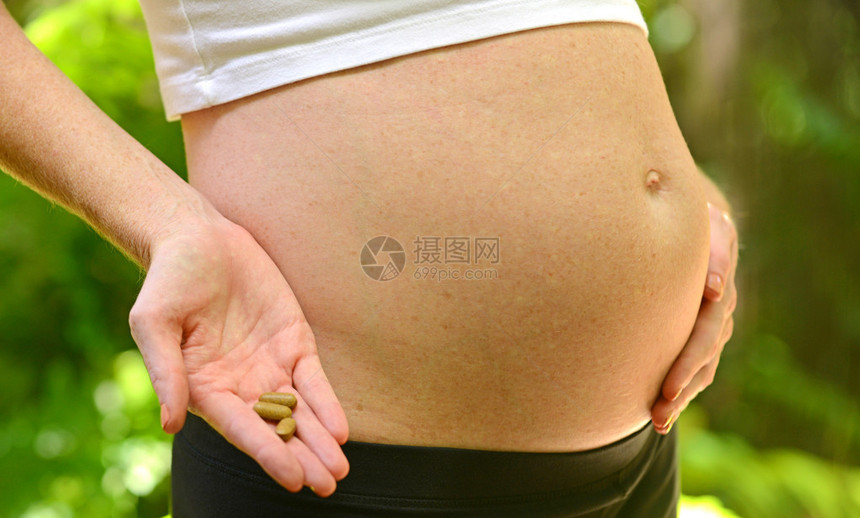 孕妇在产前按胃吃图片