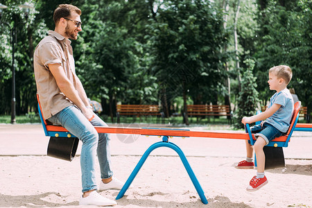 父亲和儿子在公园游乐场玩图片