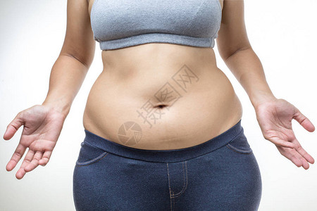 胖肚子的超重女人图片