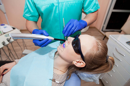 牙医在病人牙齿上使用图片
