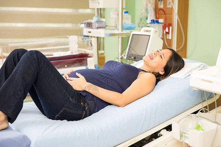 躺在医院床上时患有宫缩的年轻怀孕漂图片