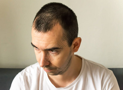 男模特儿坐着黑头发年轻闭头的高清图片