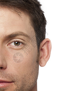 白色背景下男人半脸的特写图像图片