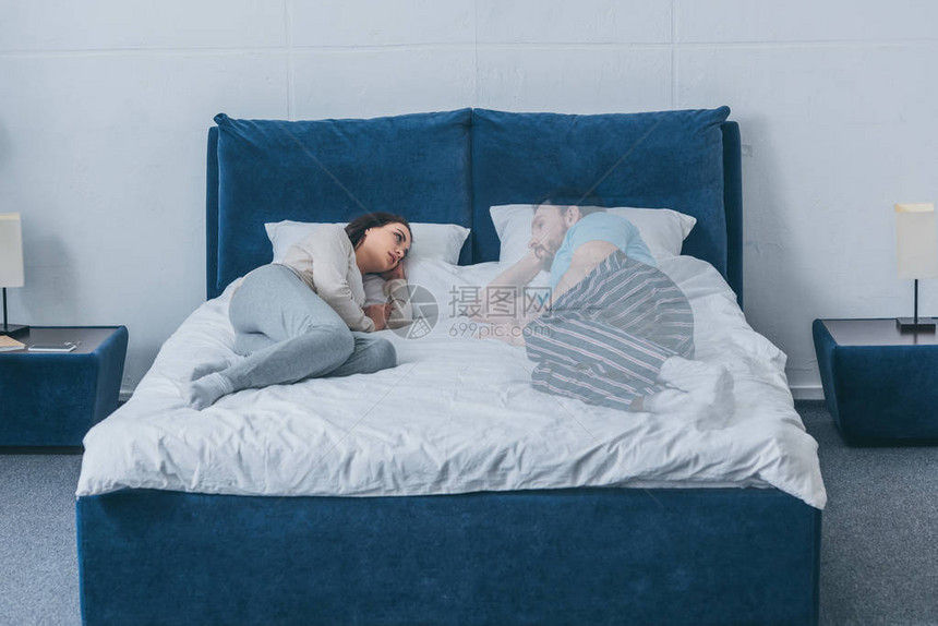 抑郁的女人躺在床上看图片