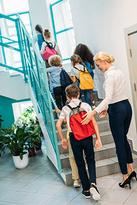 一组学生和教师在学校走廊上楼图片