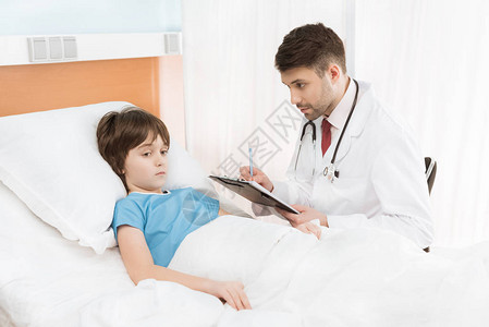 医生写下儿童在医院图片