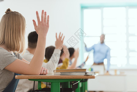 高中学生举手回答教师问题背景图片
