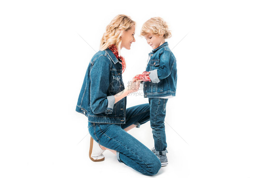 母亲和儿子用白手孤立图片