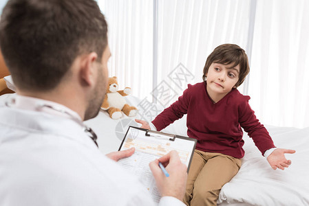 小男孩坐在医院的床上看着男图片