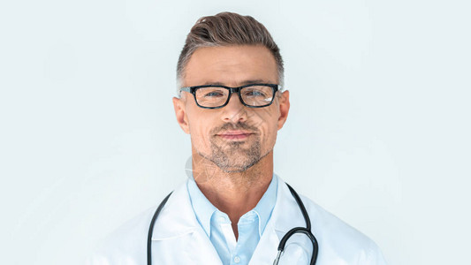 戴着眼镜的英俊帅气医生肩膀上有听诊器看着在白色上图片