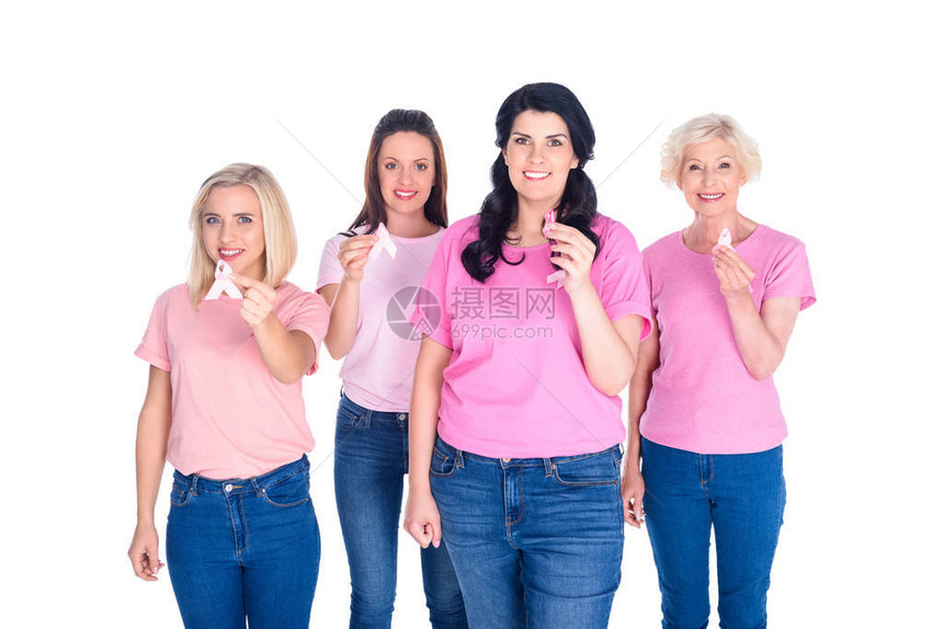 穿着粉红色T恤衫的妇女拿着乳癌宣传丝带图片
