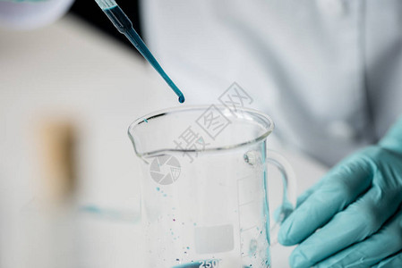 科学家在实验室进行实验时与管子和试剂一起工图片