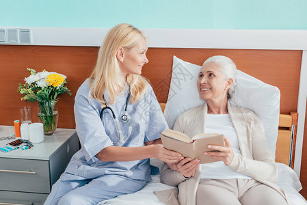 护士和高级女护士阅读书在养老图片