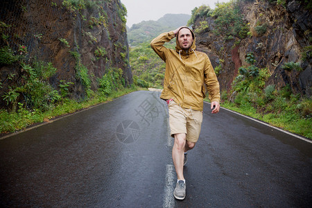 下雨天走在路上的年轻人图片