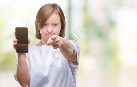 患有唐氏综合症的年轻成年女在孤立的背景下显示智能手机屏幕图片