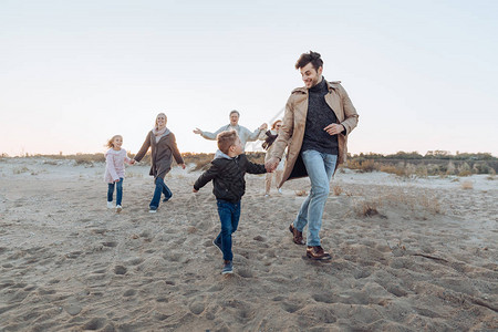 多代家庭在海边共度时光图片