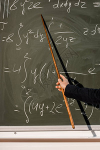 以木制指针解释课堂数学方程的女教师田间风景图片