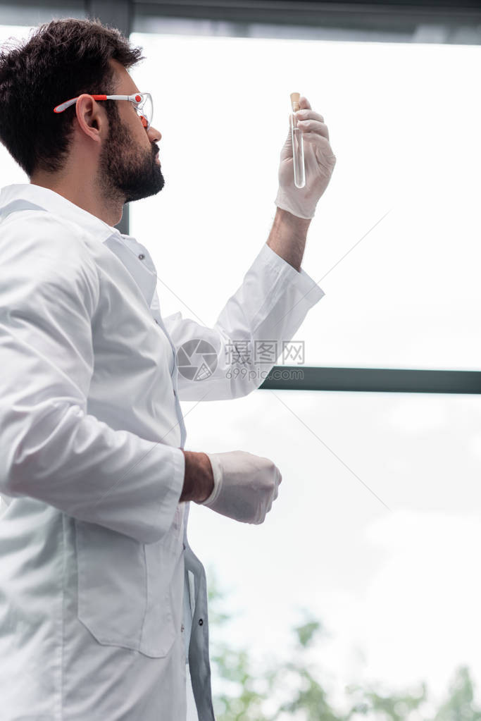 实验室防护甲镜检查试管中重点突出的男图片
