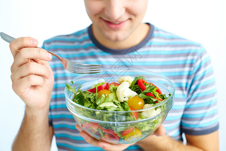 新鲜蔬菜沙拉被人吃掉的特写镜头图片