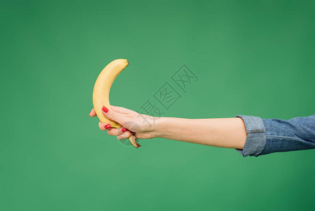 妇女手握香蕉的作物风景在绿图片