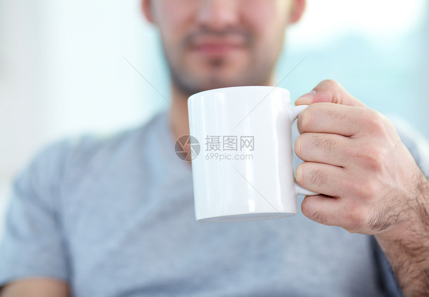 拿着杯子的男手特写镜头图片