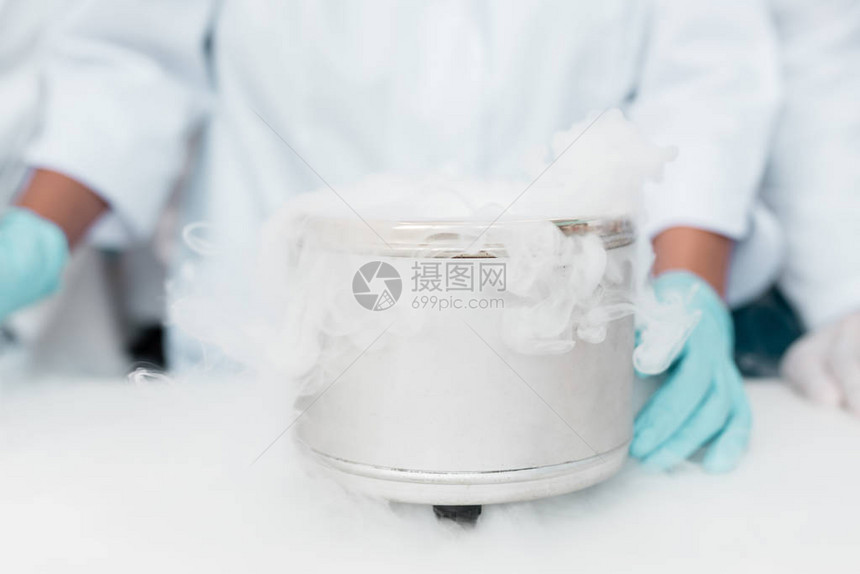科学家在化学实验室用干冰做实验的图片
