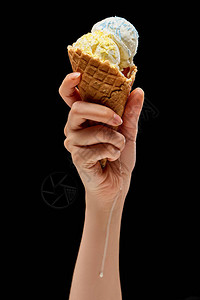 女将美味香草冰淇淋与黑色隔绝的松脆华图片