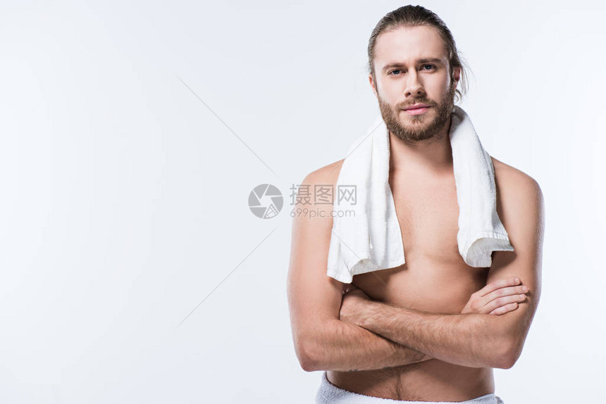 可爱的caucasian男人带着浴巾在脖子上用浴巾围着他的图片