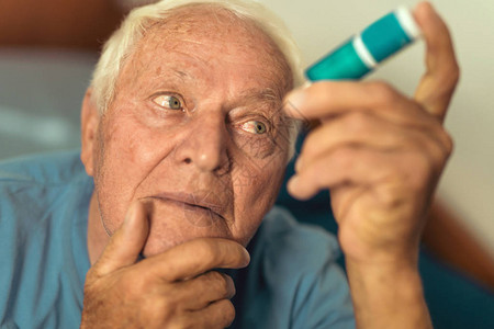老人用眼药水预防眼病图片