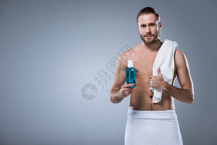 男人用浴巾在肩膀上图片
