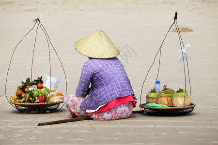 海边卖水果的亚洲女人背景图片