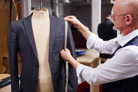 肤品套装在人造品上采取男子夹克措背景