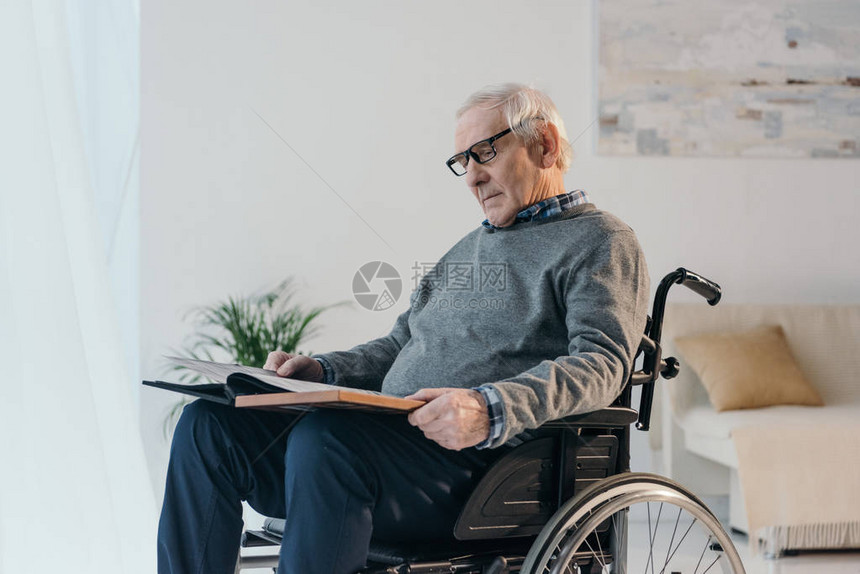 轮椅的老人看老相册图片