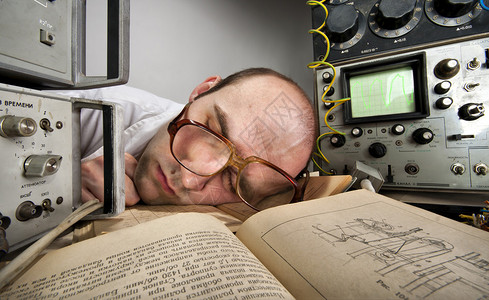在古老技术实验室沉睡在书本上的精疲图片
