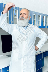 白大衣高级留胡子科学家背景图片