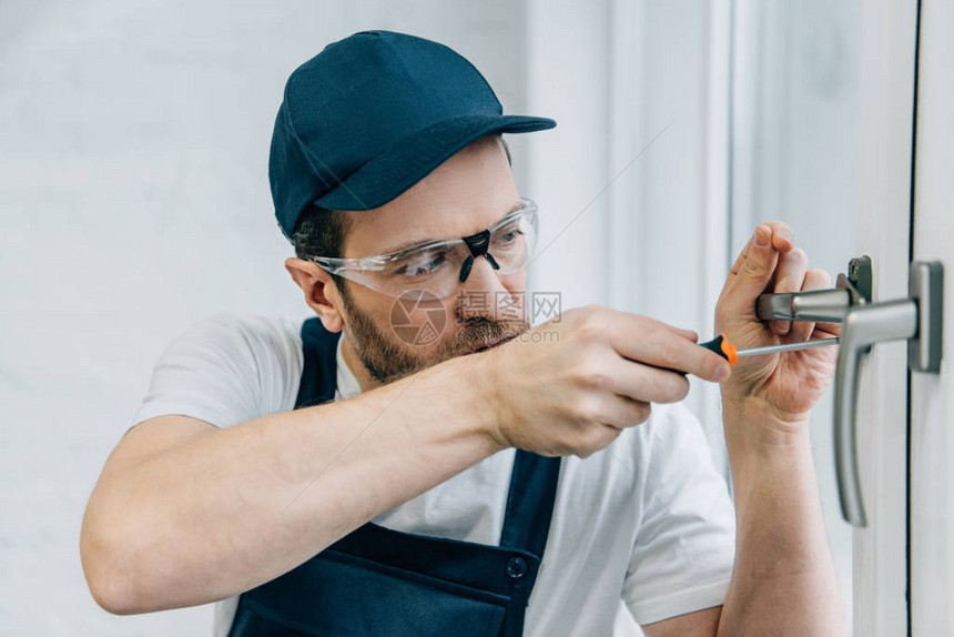 戴护目镜的手工艺人用螺丝起子图片