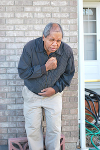 离开家时有胸痛的非裔美洲男子图片