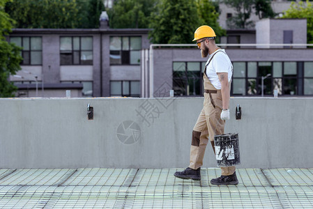 建筑工地装载一桶水泥的防护头盔和谷歌仪中图片