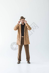 穿着棕色大衣和帽子的时尚男子图片