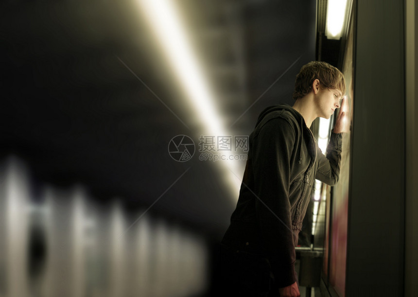 地铁站一位年轻抑图片