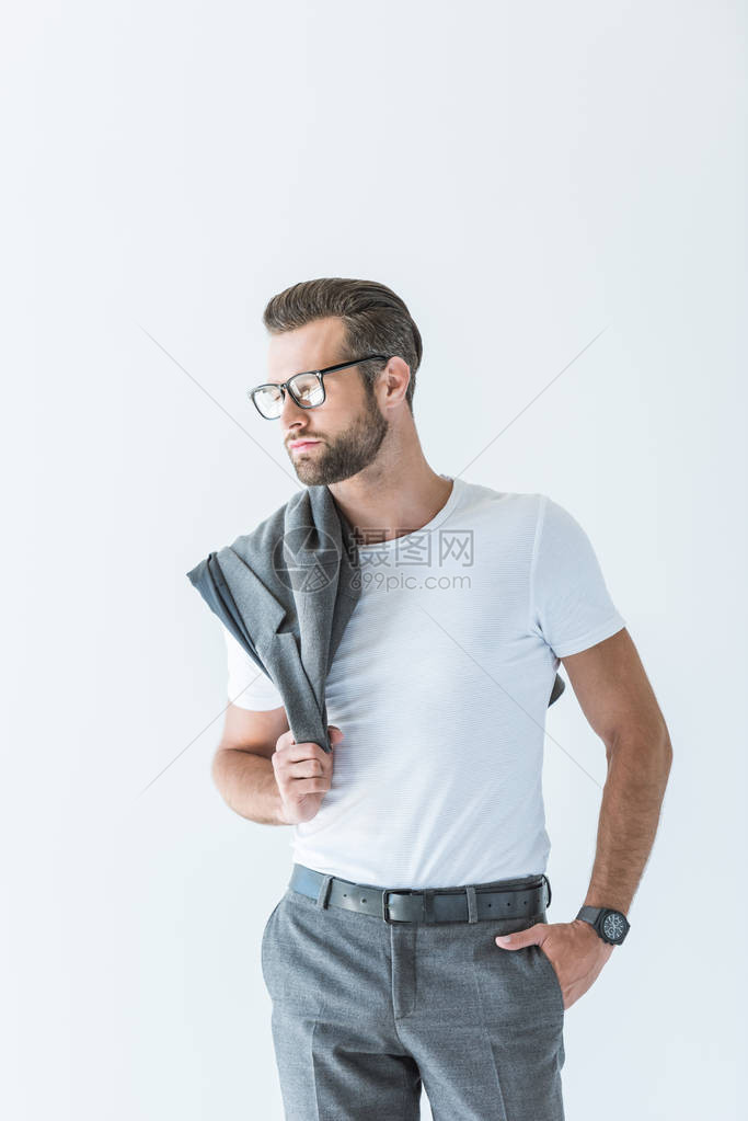 带着灰色夹克的时尚自信的男人肩上穿着灰色外套图片