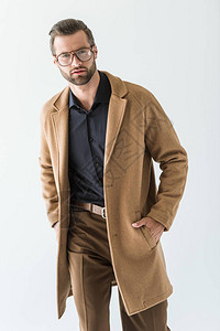 戴眼镜和棕色大衣的时尚男子图片