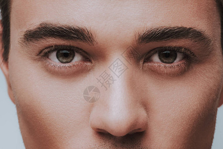 青绿眼睛和黑眉眼的年轻caucasian男图片